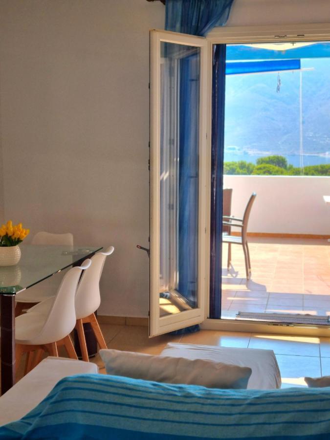 Zafeiris Apartments Livadia  エクステリア 写真
